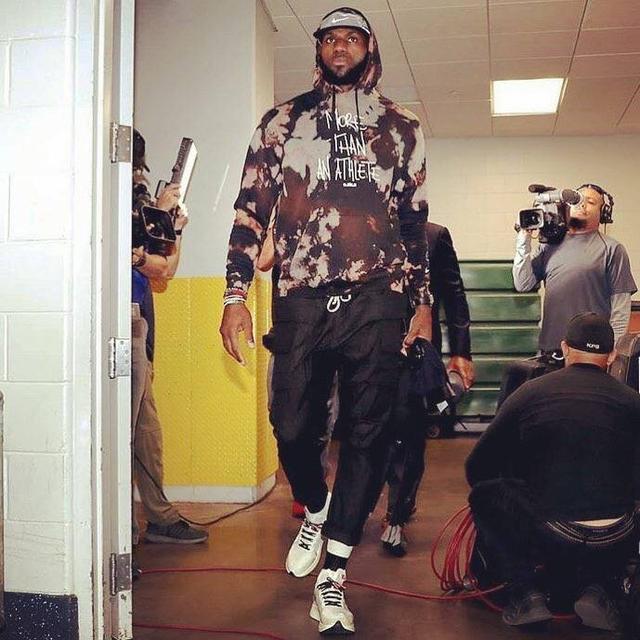 篮球赛场上的传奇时刻：卢卡·东契奇的精彩首节表现（篮坛传奇瞬间：卢卡·东契奇首节惊艳发挥）