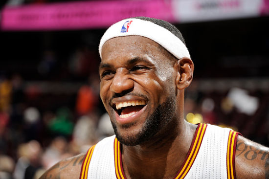 哈登狂砍55分封神！成NBA首位双队史得分王，36岁飙10记三分创多项纪录（36岁哈登轰55分10记三分，成NBA历史首位双队史得分王，多项纪录被改写）