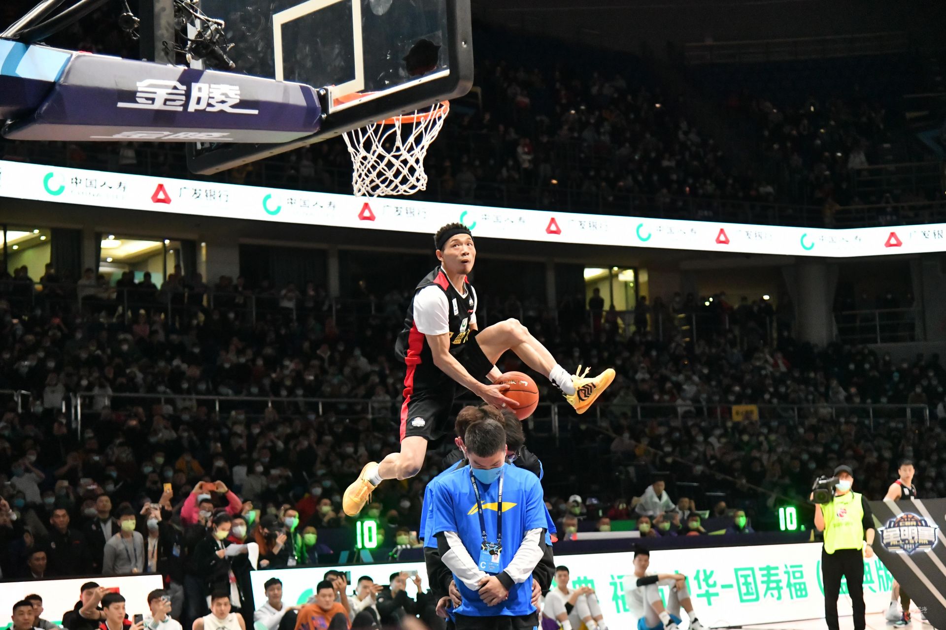 能超越吗？据统计，今年姆巴佩已经代表皇马攻入了53球（姆巴佩今年已为皇马攻入53球，他能否继续刷新纪录？）