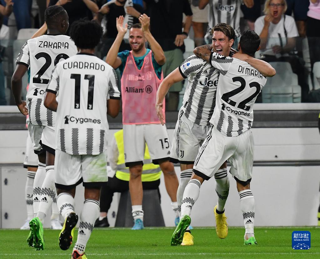 危险动作波姐扑地抢球 险些压到理查德森的脚踝（波姐飞身倒地抢球上演高危动作，险些压到理查德森脚踝）