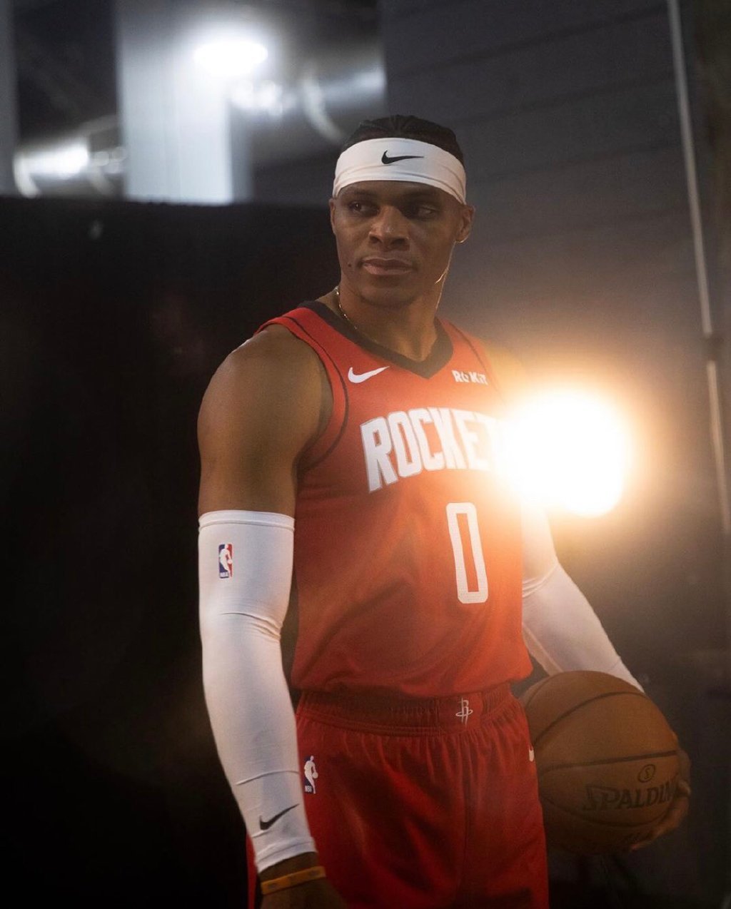 湖人浓眉哥篮下统治球队获胜（浓眉制霸内线，助湖人取胜）