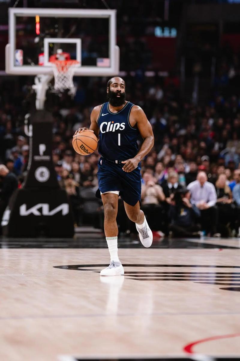 巴洛特利：现在的足球对抗更激烈，我认为自己仍能有出色表现（巴洛特利：如今足球对抗升级，但我依然能踢出高水准）