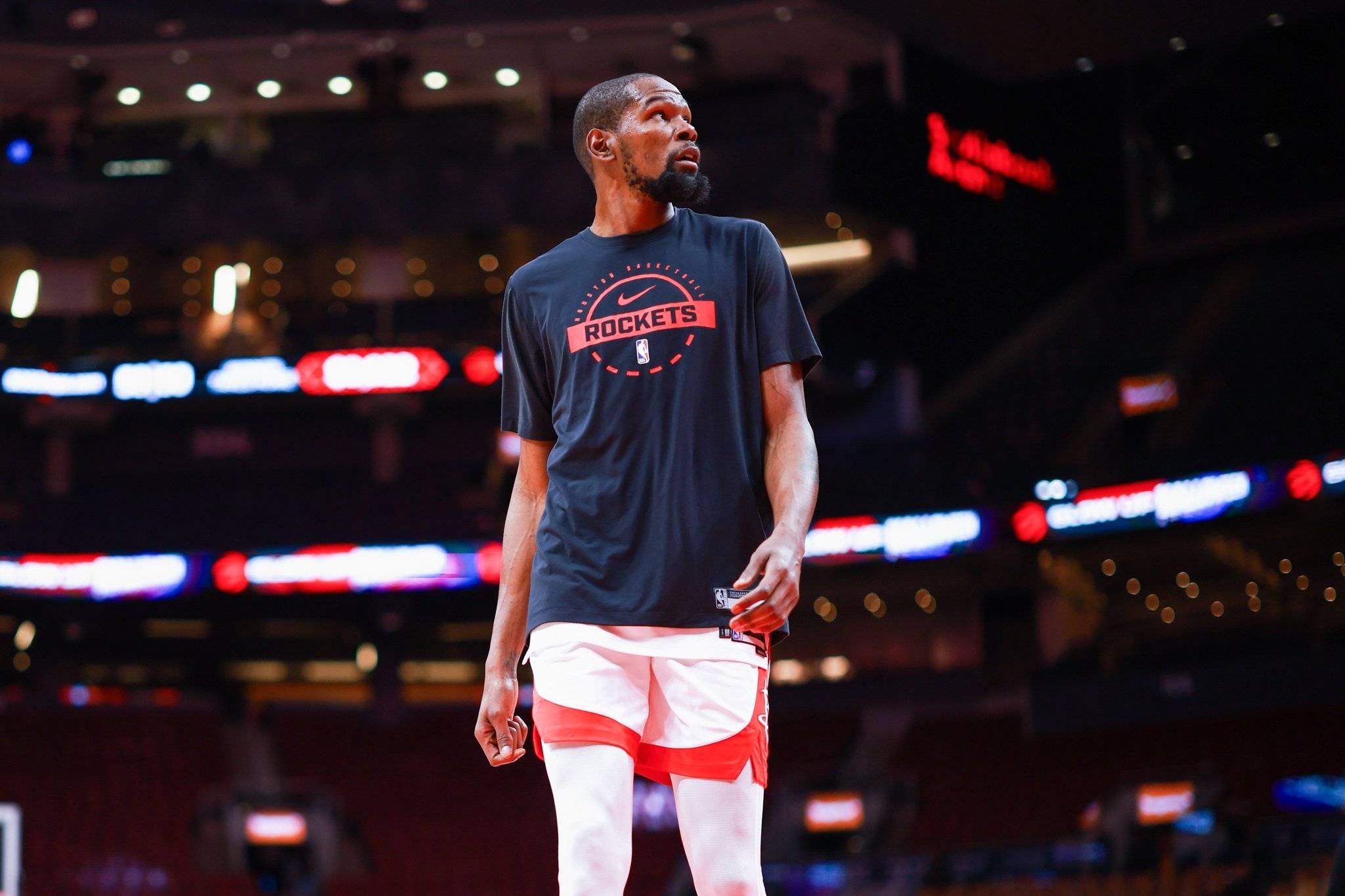 队中核心主动降薪续约，球迷盛赞忠诚（核心球员自愿降薪留队，球迷齐声点赞忠诚）