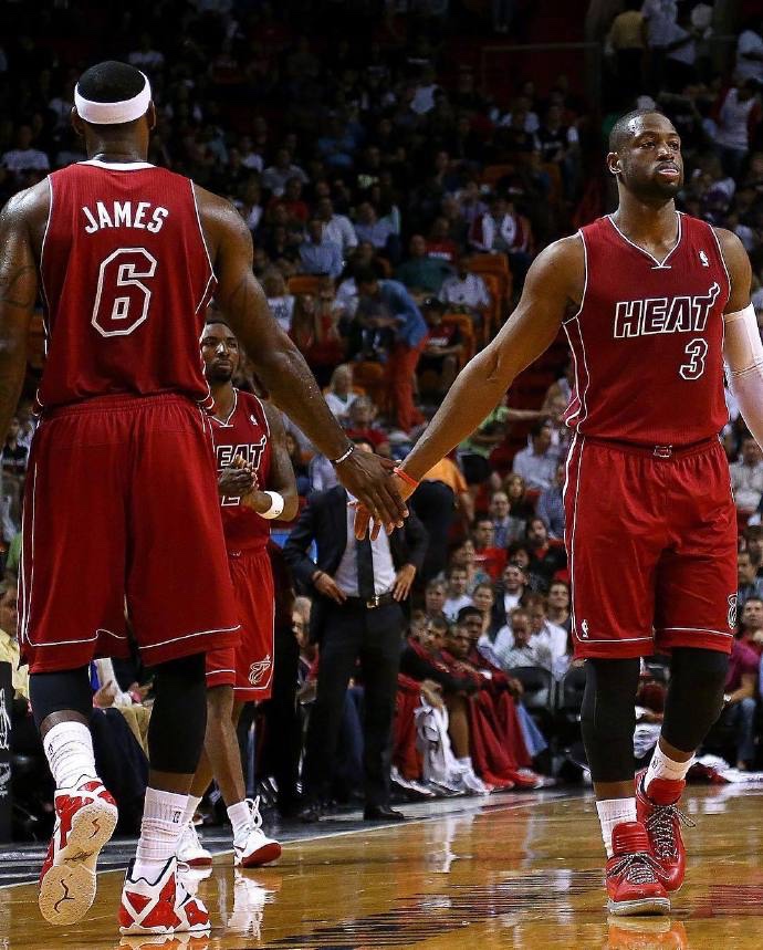 他第四节突然爆发，带队直接反超（末节他火力全开，率队一举反超）