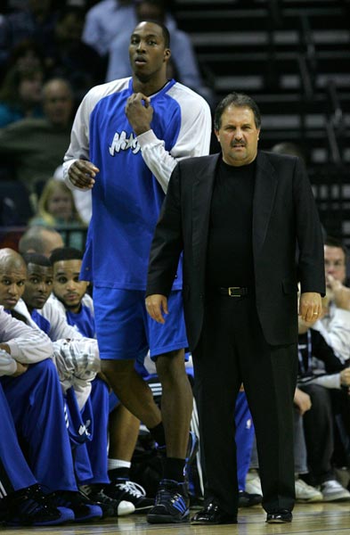 足球英超双红会爆发冲突，多人吃黄牌（英超双红会冲突升级，多人遭黄牌警告）