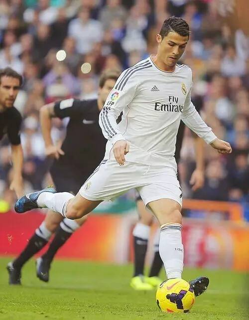 图片报：基米希在加练角球，本赛季他利用角球已送出四次助攻（图片报：基米希加强角球训练，本赛季角球助攻已达4次）